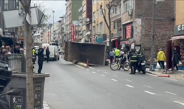 Kağıthane'de kamyon yan yattı