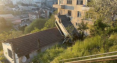 Kağıthane'de servis aracı gecekondunun çatısına uçtu: 1 yaralı