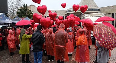 Kahramanmaraş'ta kalp balonlarıyla otizme dikkat çekildi