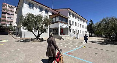 Kahramanmaraş'taki saldırının ardından veliler öğrencilerin eşyalarını okuldan almaya başladı