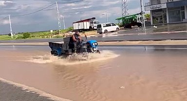 Kahta'ya bağlı Narince'de yağış sonrası yollar göle döndü