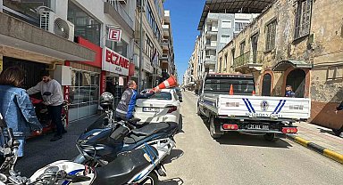 Kaldırım işgalini önlemek için operasyona çıkan zabıtanın görev aşkı, esnafın ısrarını yendi