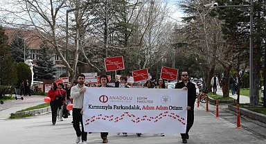 Kampüste "Otizm İçin Kırmızı Kampüs Yürüyüşü"