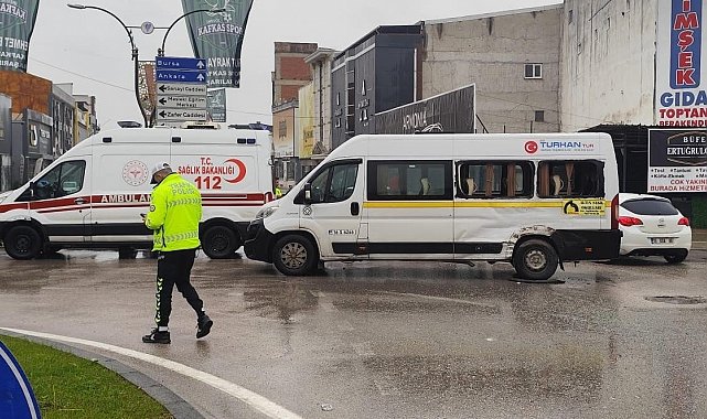 Kamyon ile servis minibüsü çarpıştı 4 kişi yaralandı