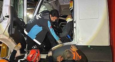 Kamyon tıra çarptı, sürücü kabinde sıkıştı: Ekipler zamanla yarıştı