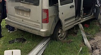 Kamyonet bariyerlere çarptı: 5 yaralı