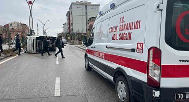 Kamyonet refüje çarparak devrildi: 2 yaralı