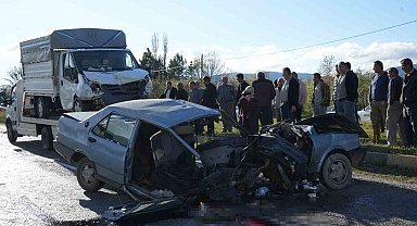 Kamyonetle çarpışan Tofaş ikiye bölündü, sürücü hayatını kaybetti
