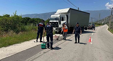 Kamyonla çarpışan motosikletli hayatını kaybetti