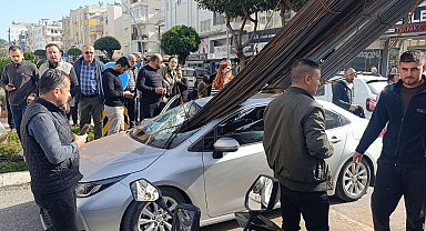 Kamyonun üzerindeki inşaat demirleri seyir halindeki otomobile 'ok' gibi saplandı