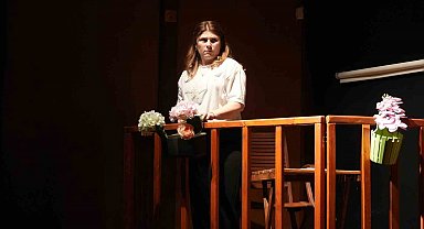 Kanseri yendi, kendi hayatını yazıp oynadı