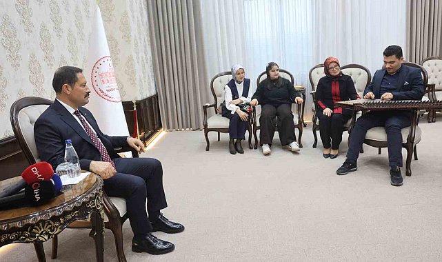 Kanunu ve eşsiz ses yeteneğiyle kulakların pasını silen otizmli Ertuğrul'dan valiyi mest eden mini konser