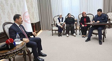 Kanunu ve eşsiz ses yeteneğiyle kulakların pasını silen otizmli Ertuğrul'dan valiyi mest eden mini konser