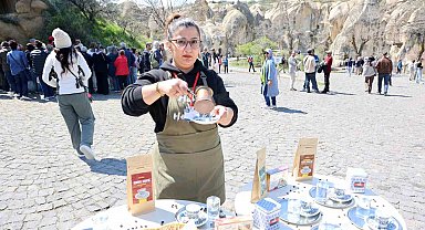 Kapadokya'da turistlere Türk kahvesi ve lokum ikramı