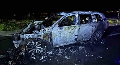 Kaputundan duman çıkan jip alevlere teslim oldu