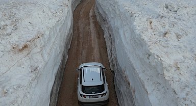 Kar duvarları arasında kalan yol görenleri hayrete düşürdü