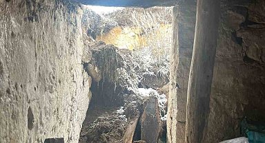 Kar nedeniyle ev ve ahır çöktü