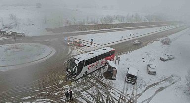 Kar yağışı kazayı beraberinde getirdi: 10 aracın karıştığı kazada 6 kişi yaralandı