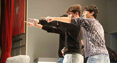 Karabük'te gençler tiyatro sahnesinde yarıştı