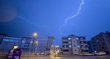 Karabük'te sağanak etkili oldu, şimşekler gökyüzünü aydınlattı