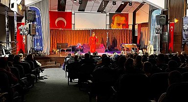 Karacasu'da 'İyi Delirdik' tiyatro oyunu vatandaşlarla buluştu