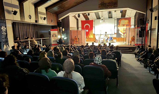 Karacasu'da "Hepimiz Mahkumuz" oyunu büyük ilgi gördü