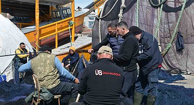 Karadenizli balıkçılar sezon sonunda ağlarını onarıyor