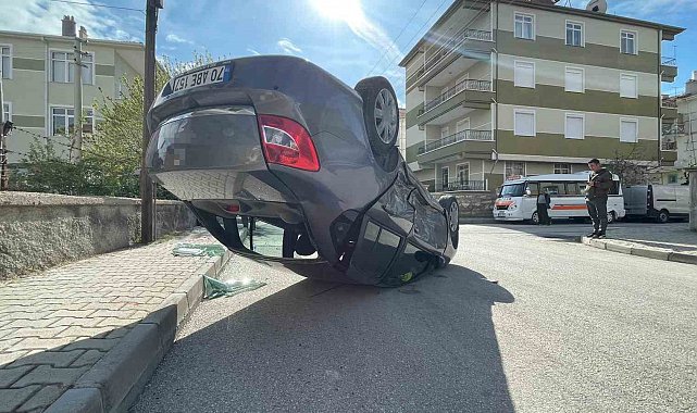 Karaman'da çarpışan otomobillerden biri takla atarak ters döndü: 1 yaralı