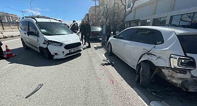 Karaman'da hafif ticari araç park halindeki otomobillere çarptı: 1 yaralı