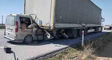 Karaman'da hafif ticari araç tırın dorsesine ok gibi saplandı: 1 ağır yaralı