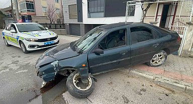 Karaman'da kontrolden çıkan otomobil kaldırıma çıktı