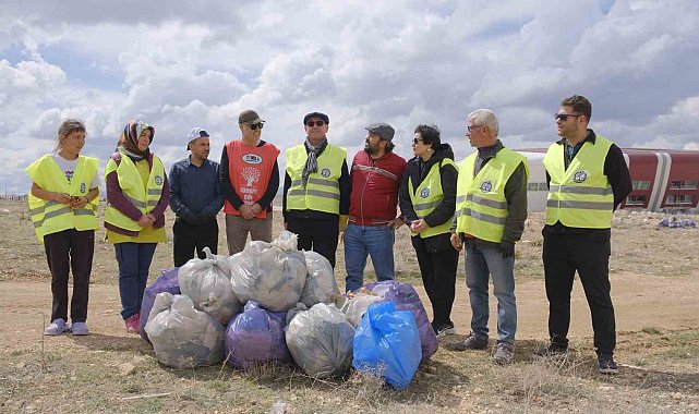 Karaman'da "Bugün temizle, yarın nefes al" sloganıyla doğaya atılan çöpler toplandı