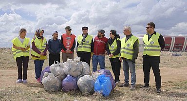 Karaman'da "Bugün temizle, yarın nefes al" sloganıyla doğaya atılan çöpler toplandı