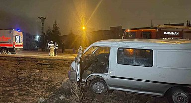 Karaman'da takla atan panelvandaki 2 kişi ölümden döndü