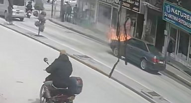 Karaman'da yanan otomobile esnaftan hortumlu müdahale