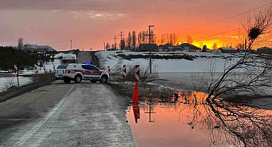 Karayazı'da gölet taştı, yol ulaşıma kapatıldı