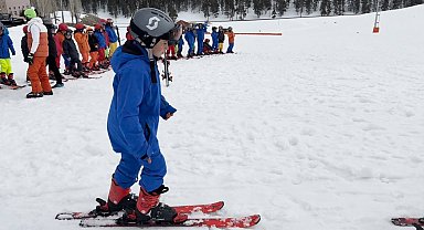 Kars'ın çocukları Nisan'da 2 metre kar üzerinde kayak öğreniyor