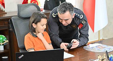 Kars'ta 23 Nisan coşkusu: İlkokul öğrencisi emniyet müdürü koltuğuna oturdu