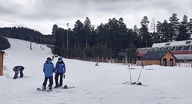 Kars'ta bahar ortasında kayak keyfi: Sarıkamış'ta sezon nisanda da sürüyor