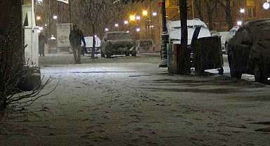 Kars'ta bahar yerini kışa bıraktı: Kar yağışı kenti beyaza bürüdü