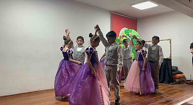 Kars'ta miniklerden büyük performans: Köy ilkokulu öğrencileri sahnede göz doldurdu