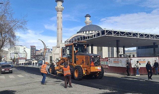 Kars'ta şehir içi yollar yenileniyor: Caddelere karayolları eli değdi