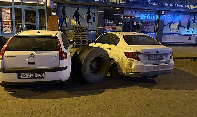 Kars'ta seyir halindeki kamyonun tekeri koptu: Park halindeki araçlar zarar gördü