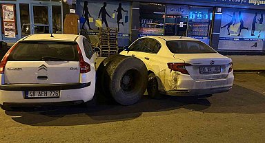 Kars'ta seyir halindeki kamyonun tekeri koptu: Park halindeki araçlar zarar gördü