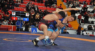 Kars'ta U15 Türkiye Güreş Şampiyonası başladı: Milli takım yolunda kıran kırana mücadele