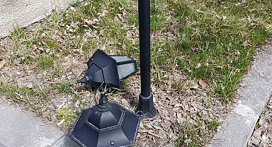 Kars'ta Valilik Parkı'nın ışıklandırma lambaları kırıldı