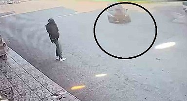 Karşıya geçmeye çalışan kadına otomobil çarptı: Kaza anı kamerada