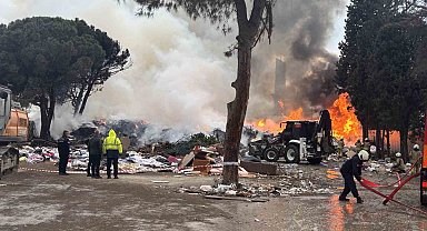 Kartal'da çöplük alanda korkutan yangın: Gökyüzü dumanlarla kaplandı