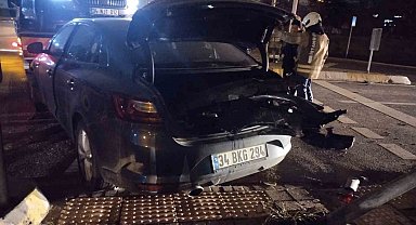 Kartal'da iki otomobil çarpıştı: 2 yaralı