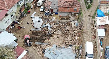 Kastamonu'da çıkan fırtına sırasında ahır çöktü: 4 büyükbaş hayvan telef oldu